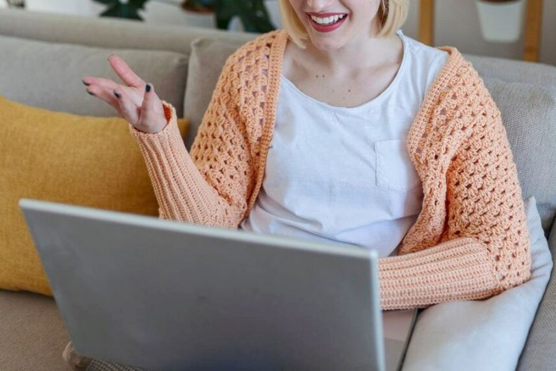 ZUS zachęca do kontaktu online przez komputer lub smartfon
